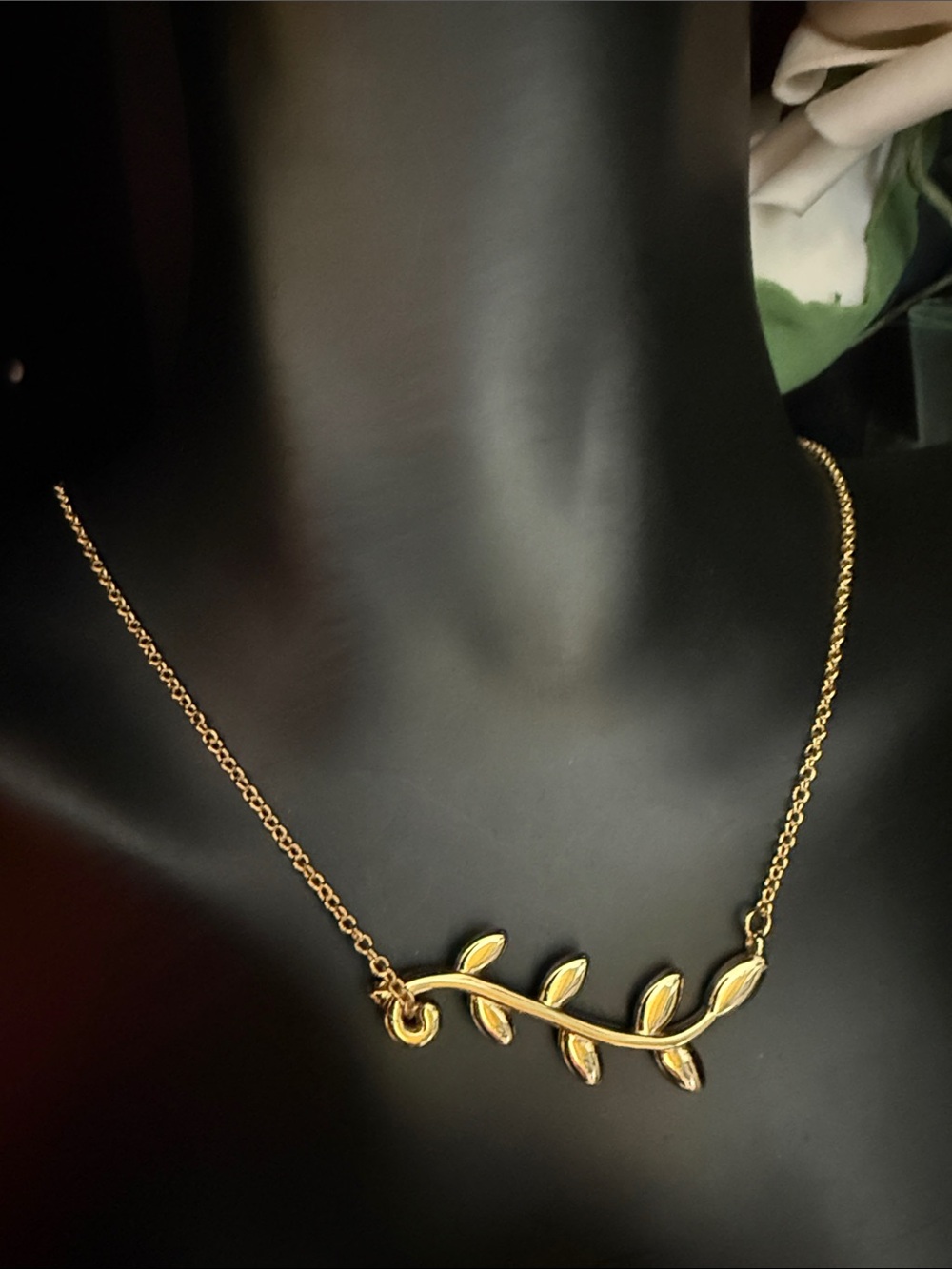 Delicate Gold Leaf Vine Necklace - Women Jewelry